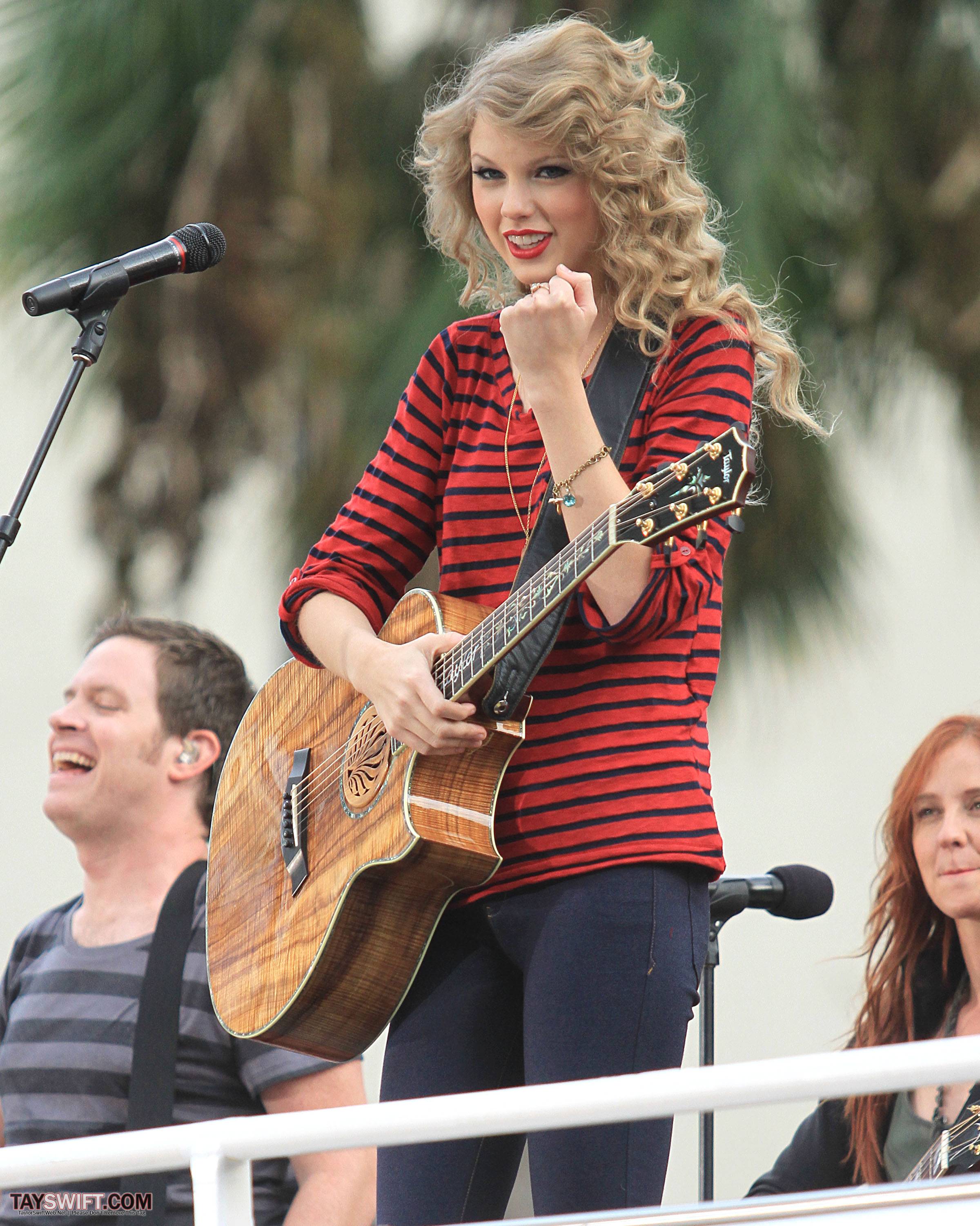 October 27 Hollywood Boulevard 031 Taylor Swift Web Photo Gallery